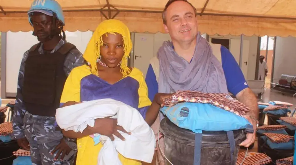 M. Yves SASSENRATH VISITE LA MATERNITE PREFABRIQUEE ET LES FEMMES DEPLACEES DE BARBE A MOPTI